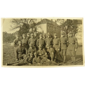 Soldati SA in davanti alla caserma. Espenlaub militaria